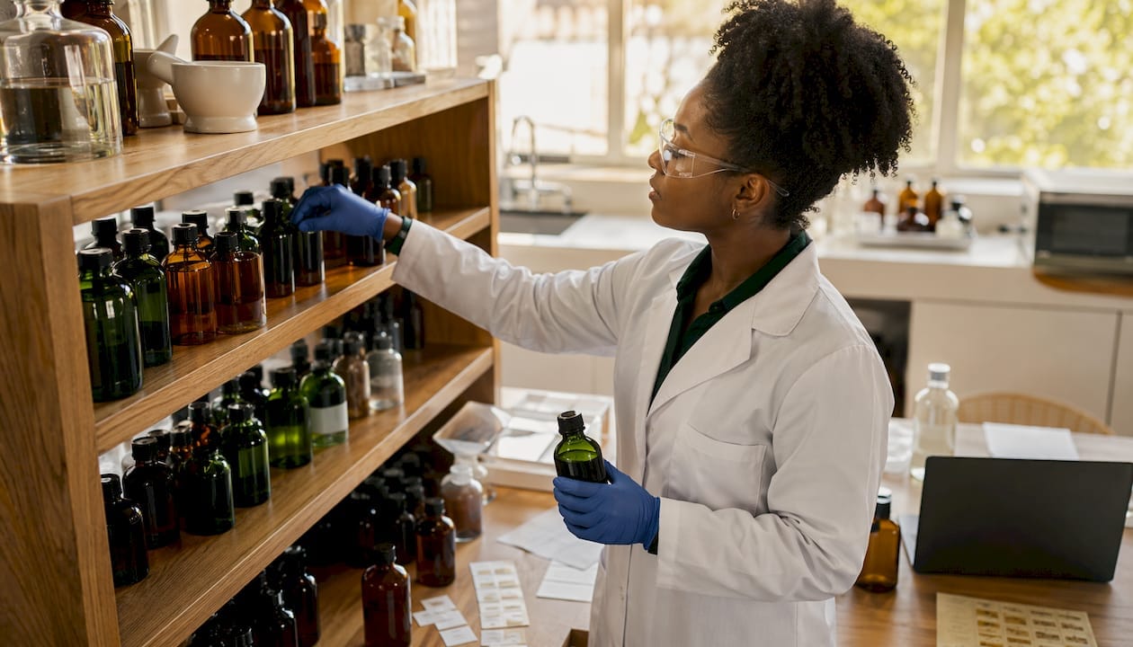 Farmacéutica clasificando y acomodando los medicamentos
